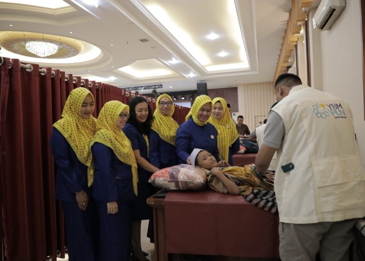 Ketua PKK PLN UID Sumut Nyonya Saleh Siswanto (dua dari kanan) beserta jajaran memberikan semangat kepada peserta khitanan massal.(Satunusantara news/HO-Humas PLN UID Sumut).