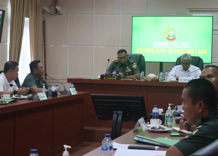 Kasrem 033/WP Kolonel Inf I Ketut Mertha Gunarda (tengah) saat mengikuti Video Conference Rakornis TMMD ke-121 TA. 2024.(Satunusantara news/HO-Penrem 033/WP).