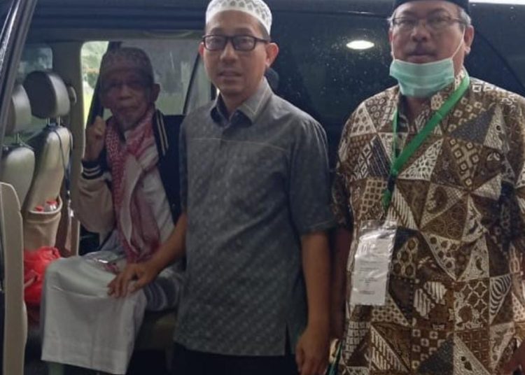 Judda Kamil Juni  jemaah haji Technical Landing asal Embarkasi Makassar  (kiri) saat dibawa ke Bandara Internasional  Kualanamu, Kabupaten Deli Serdang untuk dibawa pulang ke kampung halaman di Makassar.(Satunusantara news/HO-Humas Haji Medan).