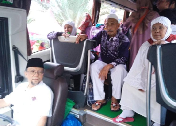 Bus  ALS membawa rombongan jemaah haji Kloter 15 dari Asrama Haji Medan menuju Kota Panyabungan, Kabupaten Madina.(Satunusantara news/HO-Humas Haji Medan).