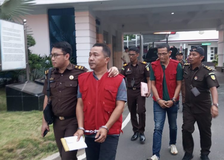 Tim Pidsus Kejati Sumut  melakukan penahanan terhadap dua orang tersangka 
 JHS, ST (selaku Team Leader Konsultan Pengawasan dari PT. AT) dan FS (selaku Wakil Direktur dari PT. MKBP).(Satu Nusantara news/HO-Kejati Sumut).