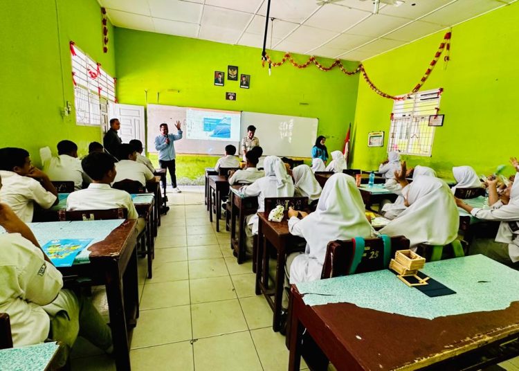 Petugas PLN Unit Layanan Pelanggan (ULP) Padangsidimpuan Kota sedang menjelaskan keunggulan dari aplikasi PLN Mobile kepada puluhan siswa SMA Negeri Padangsidimpuan.(Satunusantara news/HO-Humas PLN UID Sumut).