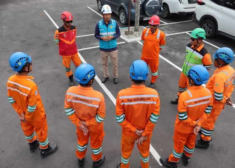 Assistant Manajer Jaringan dan Kontruksi Razali Sahlan memimpin safety briefing sebelum melakukan pekerjaan peningkatan keandalan pasokan listrik.(Satunusantara news/HO-Humas PLN UID Sumut).