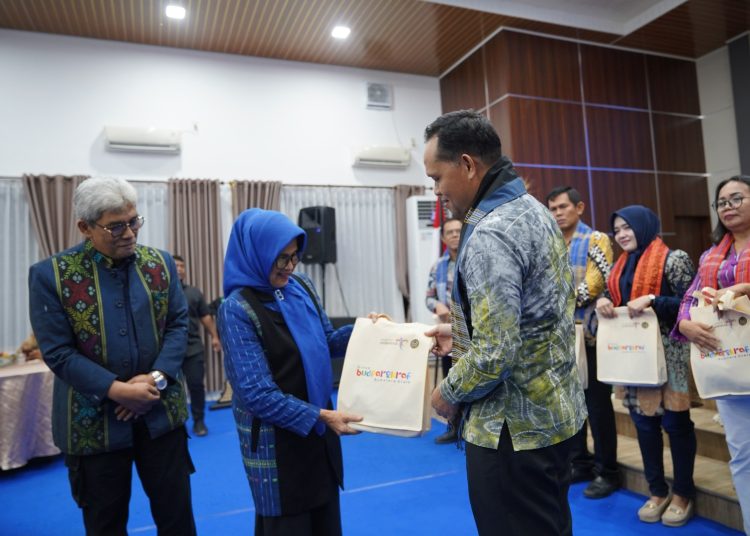 Wali kota Pematangsiantar, dr Susanti Dewayani (tengah) saat menyerahkan cendramata kepada peserta pertemuan sejumlah Kadisbudpar kabupaten/kota se- Sumatera Utara di Pematangsiantar.(Satunusantara news/HO- Foto Dokumen).