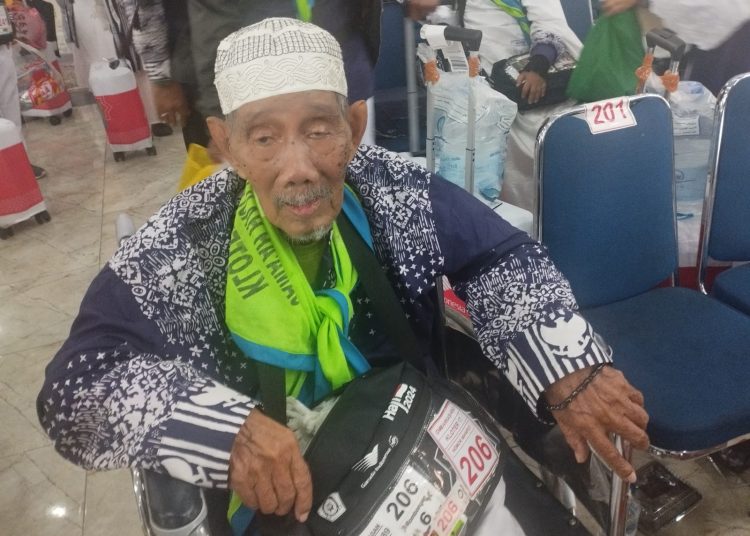 Haji YK Rahmat Kasau (95) jemaah haji tertua asal Kota Binjai  yang tergabung di Kloter 17 Debarkasi Medan .(Satunusantara news/Munawar).