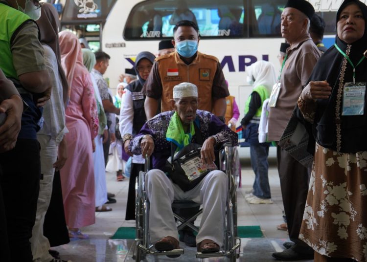 Petugas PPIH Debarkasi Medan sedang membawa YK Rahmat Kasau (95) jemaah haji yang tertua dari Kota Binjai.(Satunusantara news/HO-Humas Haji Medan).