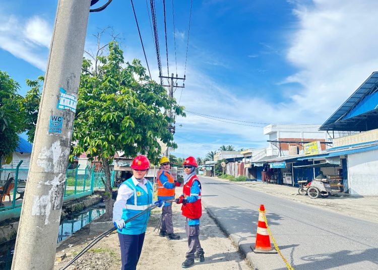 Saat melakukan pekerjaan , Nuraida juga sering membantu petugas pelayanan teknik di lapangan, agar proses pemulihan dapat segera kemali.(Satunusantara news/HO-Humas PLN UID Sumut).