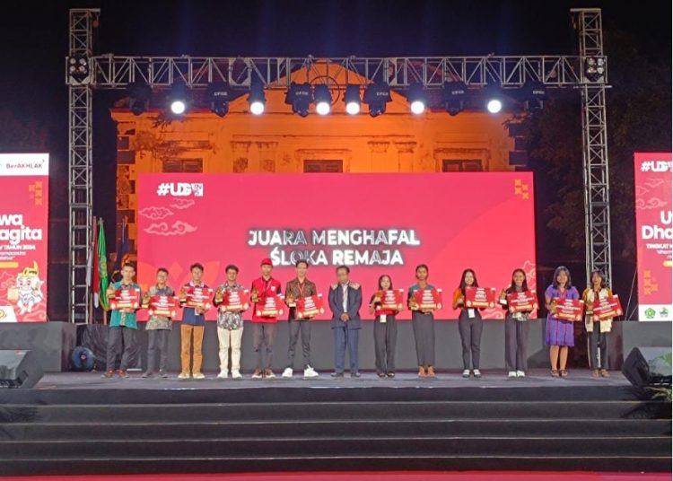 Kontingen Sumatera Utara berhasil meraih Juara 3 perlombaan pembacaan Sloka terbanyak tingkat remaja pada UDG Tingkat Nasional XV Tahun 2024 digelar di Pura Mangkunegaran Surakarta.(Satunusantara news/HO-Humas Kanwil Kemenag Sumut).