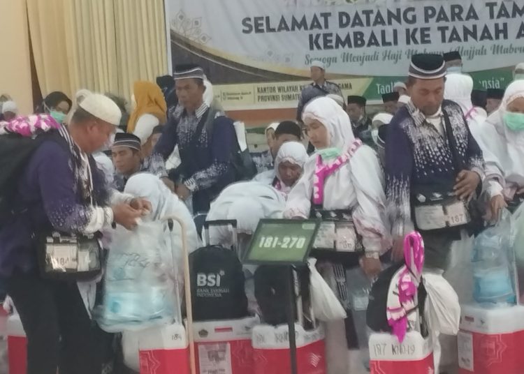 Jemaah haji Kloter 19 Debarkasi Medan, saat meninggalkan Aula 1 Madinatul Hujjjaj Asrama Haji Medan, untuk pulang ke daerah masing-masing.(Satunusantara news/Munawar).