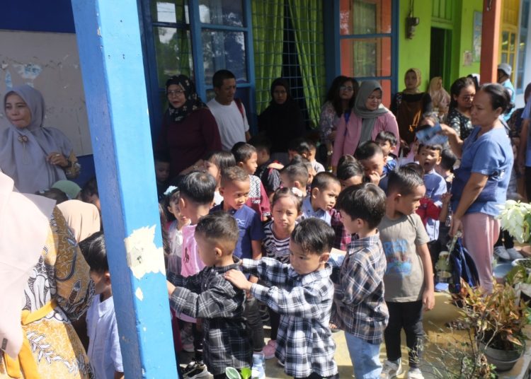 Puluhan anak-anak TK Swasta Yayasan Wanita Kereta Api (YWKA)  Medan mengikuti edukasi potensi bahaya listrik sejak dini melalui dogeng.(Satunusantara news/HO-Humas PN UID Sumut).