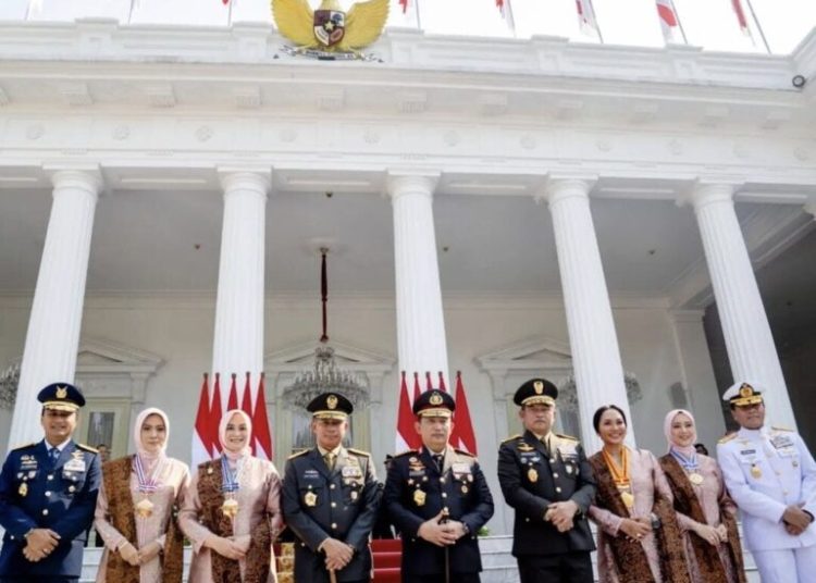 Panglima TNI Jenderal TNI Agus Subiyanto(tengah) saat  menghadiri Upacara Prasetya Perwira TNI dan Kepolisian RI Tahun 2024 yang dipimpin oleh Presiden RI  Joko Widodo, bertempat di halaman Istana Merdeka, Jakarta.(Satunusantara news/HO-Puspen TNI).