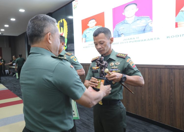 Aster Kasad Mayjen TNI Joko Hadi Susilo (kiri) saat menyerahkan penghargaan kepada Dandim 0209/LB Letkol Inf Yudy Ardiyan Saputro, bertempat di Aula A.H. Nasution Lantai 2 Markas Besar TNI Angkatan Darat, Jakarta Pusat.(Satunusantara news/HO-Pendim 0209/Labuhanbatu).