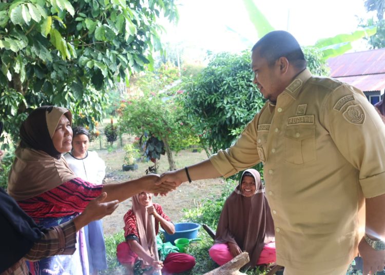 Bupati Tapsel Dolly Pasaribu (kanan) saat bersalaman dengan warga Desa Nanggar Jati, Kecamatan Arse, Kabupaten Tapsel.(Satunusantara news/HO-Prokopim Tapsel).