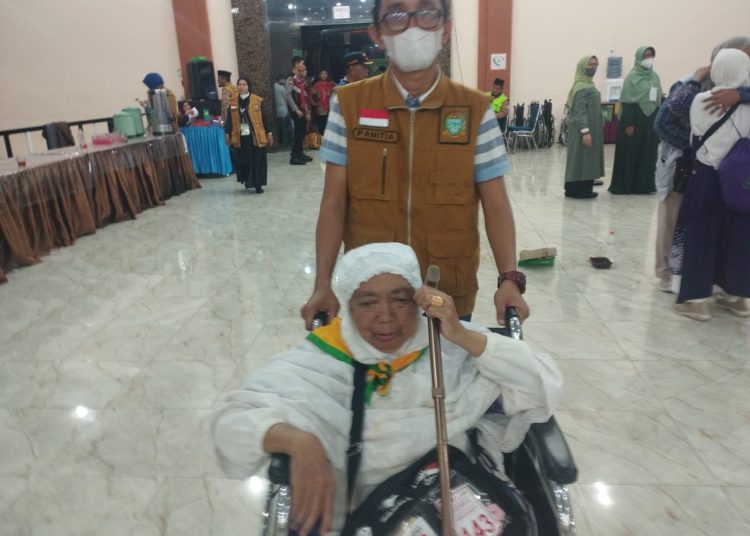 Hajah Nur Elas (73) jemaah haji asal Kabupaten Tapsel Kloter 23 Debarkasi Medan.,  saat meninggalkan Asrama Haji Medan.(Satunusantara news/Munawar).