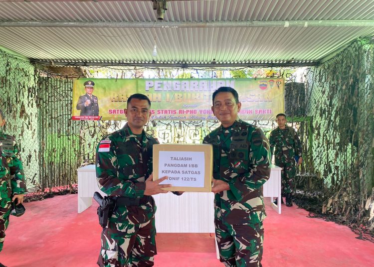 Kasdam I/Bukit Barisan Brigjen TNI Refrizal (kanan) saat menyerahkan bantuan kepada Dansatgas Pamtas Statis RI-PNG Yonif 122/TS Letkol Inf Diki Apriyadi.(Satunusantara news/HO-Yonif 122/TS).