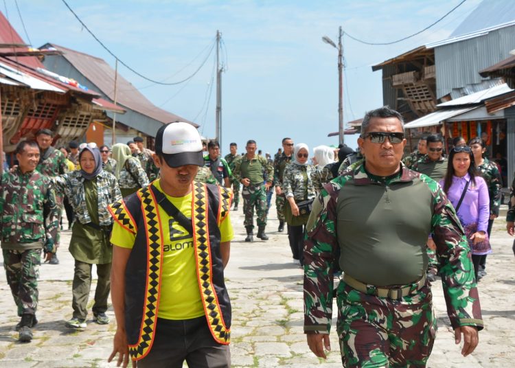 Danrem 023/KS Kolonel Inf Lukman Hakim (kanan) saat  mengunjungi Desa Wisata Bawomataluo  di Kabupaten Nias Selatan.(Satunusantara news/HO-Penrem 023/KS)