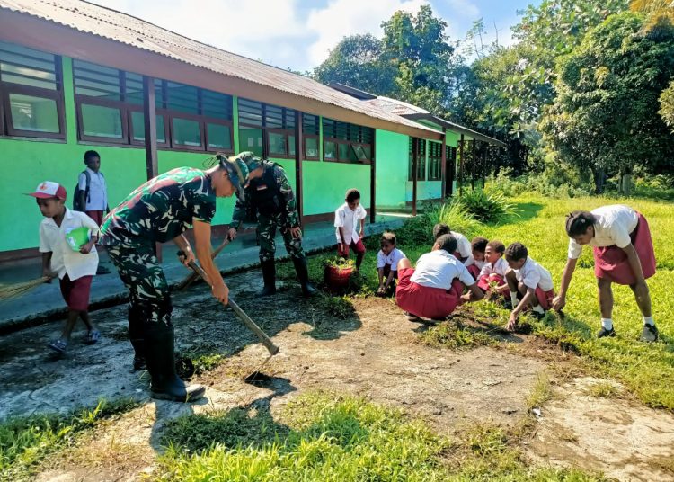 Prajurit Satgas Pamtas RI-PNG Yonif 122/TS Pos Waris melaksanakan kegiatan karya bhakti bersama anak Sekolah Dasar YPPK Kenandega Kampung Bandan, Distrik Waris, Kabupaten Keerom, Papua.(Satunusantara new/HO-Yonif 122/TS).