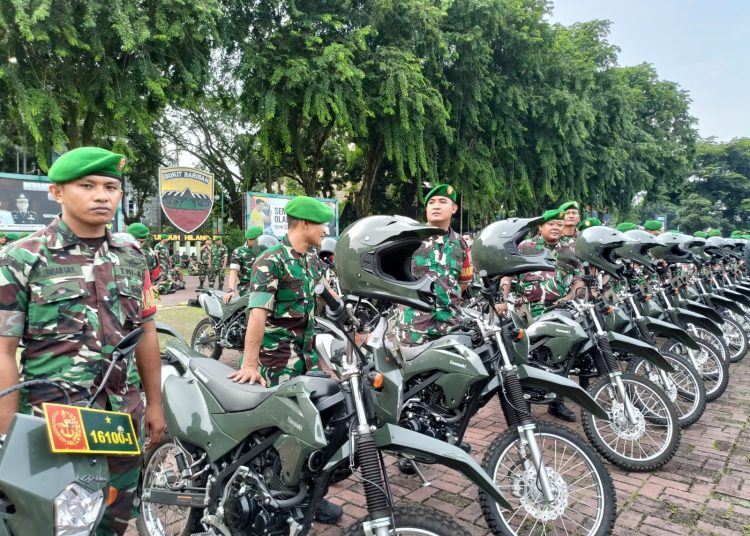 Dandim 0201/Medan Kolonel Inf Ferry Muzawwad secara simbolis menyerahkan 120 unit sepeda motor dinas baru jenis Kawasaki KLX 150 L bantuan dari Kemhan RI kepada Babinsa jajaran Kodim 0201/Medan.(Satunusantara news/HO- Kodim 0201/Medan).
