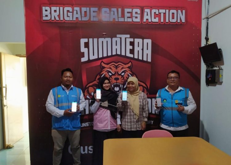 Petugas PLN ULP Barus mengajak komunitas masyarakat untuk menggunakan aplikasi PLN Mobile di Kecamatan Sorkam Barat, Kabupaten Tapanuli Tengah, Sumatera Utara.(Satunusantara news/HO-Humas PLN UID Sumut).