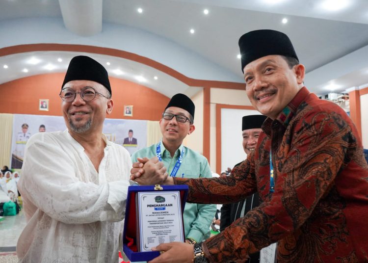 Wakil Sekretaris PPIH Debarkasi Medan H. Muhammad Yunus (kanan) saat menyerahkan penghargaan kepada Pemilik PT ALS, Chandra Lubis (kiri) di Aula 1 Madinatul Hujjaj Asrama Haji Medan.(Satunusantara news/HO-Humas Haji Medan)