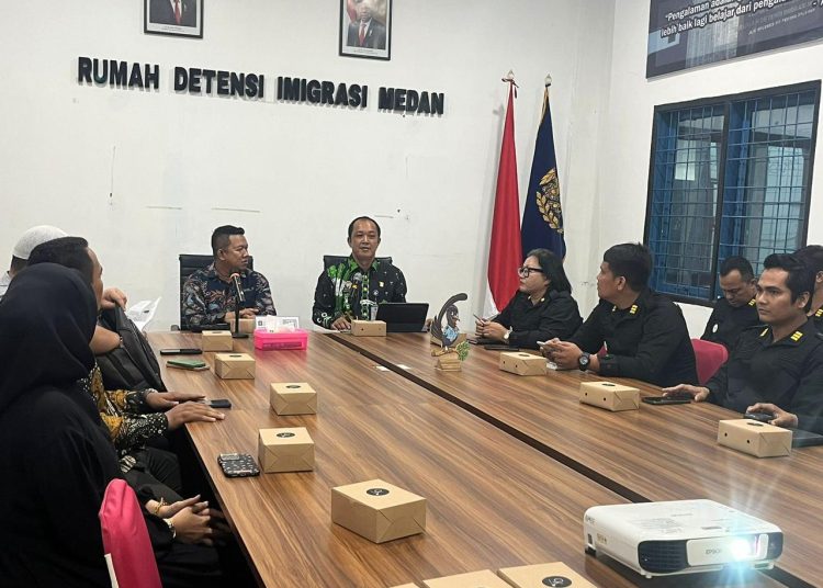 Kepala Rudenim Medan Sarsaralos Sivakkar (tengah) saat memimpin diskusi terkait status dan penanganan deteni stateless di Rudenim Medan.(Satunusantara news/HO-Humas Rudenim Medan).