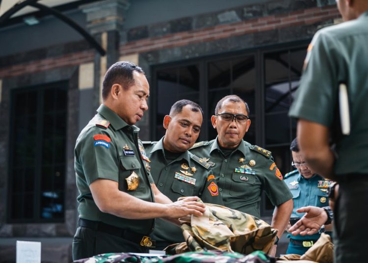 Panglima TNI Jenderal TNI Agus Subiyanto (kiri) saat meninjau gelar  bekal perlengkapan Satgas OPPD  di Wisma A Yani, Menteng, Jakarta Pusat.(Satunusantara news/HO-Puspen TNI).