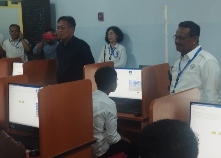 Rektor Unimed Prof. Dr. Baharuddin, ST( kanan) saat melakukan peninjauan UTBK Seleksi Mandiri  hari pertama  di Gedung UPTK Tik Unimed.(Satunusantara news/Munawar).