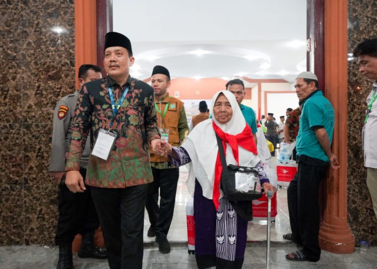 Kabag TU Kanwil Kemenag Sumut H. Muhammad Yunus, saat menyambut kedatangan jemaah haji Kloter 24 Debarkasi Medan di  Aula 1 Madinatul Hujjaj Asrama Haji Medan.(Satunusantara news/HO-Humas Haji Medan)