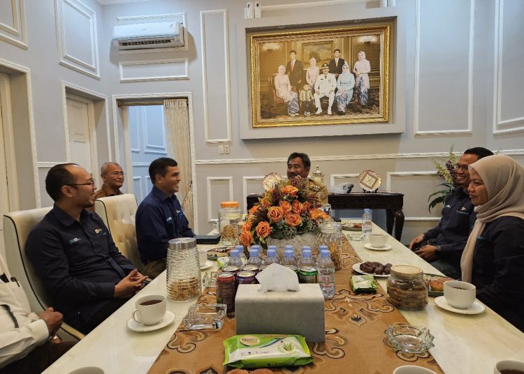 Manajer PLN UP3 Binjai Darwin Simanjuntak, menyampaikan kondisi kelistrikan kepada Wali kota Binjai Drs. Amir Hamzah,M.AP.(Satunusantara news/HO-Humas PLN UID Sumut).