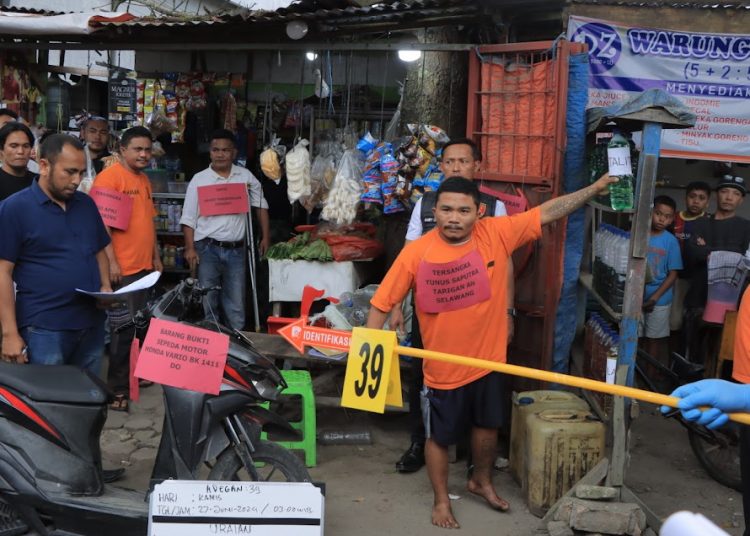 Tiga orang tersangka pelaku pembunuhan terhadap wartawan Rico Sempurna beserta keluarganya menjalankan sebanyak 57 adegan dalam rekonstruksi yang digelar Polda Sumatera Utara.(Satunusantara news/HO-Humas Polda Sumut).