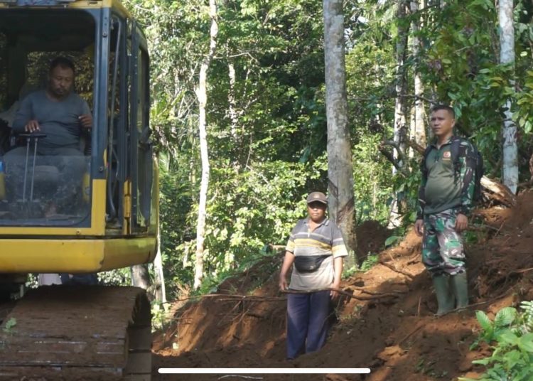 Kegiatan TMMD ke -121 di Kabupaten Pessel membuka Jalan alternatif sepanjang 5 kilometer dengan menggunakan alat berat alat Excavator.(Satunusantara news/HO-Pendim /0311).