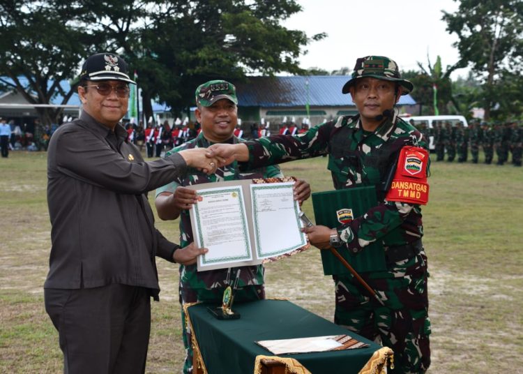 Kasiter Kasrem 033/WP Kolonel CZI Adang Purnama (tengah) saat mewakili Komandan Korem 033/WP Brigjen TNI Jimmy Watuseke, menghadiri pembukaan kegiatan TTMD ke-121 tahun 2024 di Kecamatan Moro, Kabupaten Karimun, Provinsi Kepulauan Riau.(Satunusantara news/HO-Penrem 033/WP).