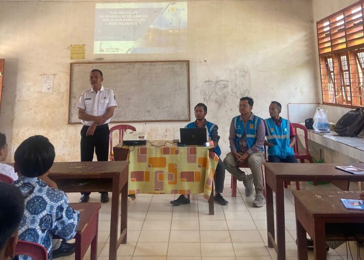 Guru SMKN 1 Portibi, Ahmad Henri Siregar (kiri) saat memberikan sambutan dalam kegiatan sosialisasi manfaat dan bahaya listrik bagi pelajar.(Satunusantara news/HO-Humas PLN UID Sumut).