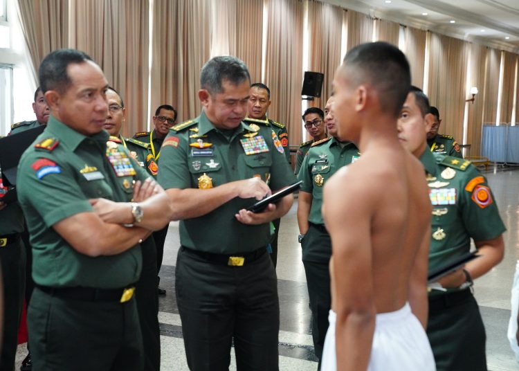 Panglima TNI Jenderal TNI Agus Subiyanto (kiri) didampingi Kasad Jenderal TNI Maruli Simanjuntak, memantau Calon Taruna TNI pada Sidang Pantukhir Pusat penerimaan Taruna Akademi TNI TA 2024, bertempat di Gedung Lily Rochli, Akademi Militer, Magelang, Jawa Tengah.(Satunusantara news/HO-Puspen TNI).