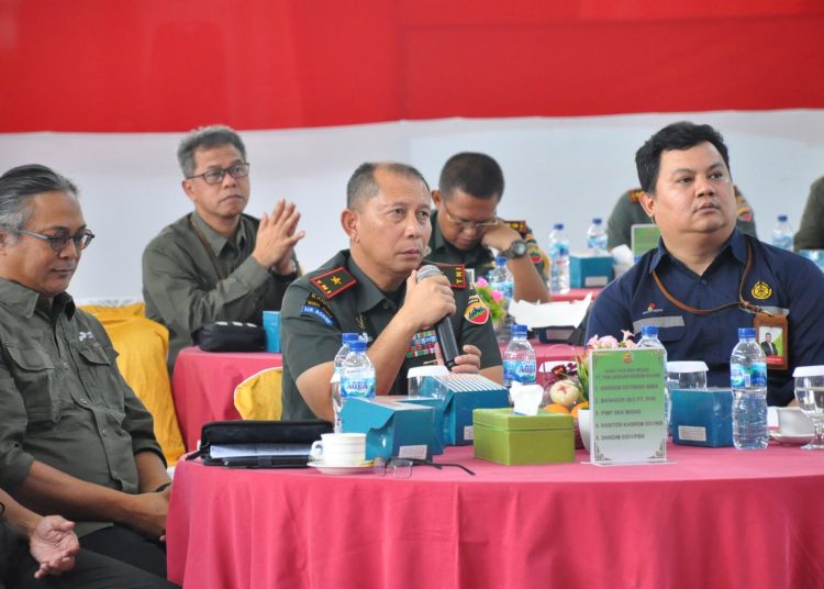 Danrem 031/WB Brigjen TNI Dany Rakca (tengah) bersama pimpinan SKK Migas Sumbagut Sebastian Julius  mengadakan Analisa dan Evaluasi PKS SKK MIGAS PT. PHR.(Satunusantara news/HO-Korem 031/ WB).