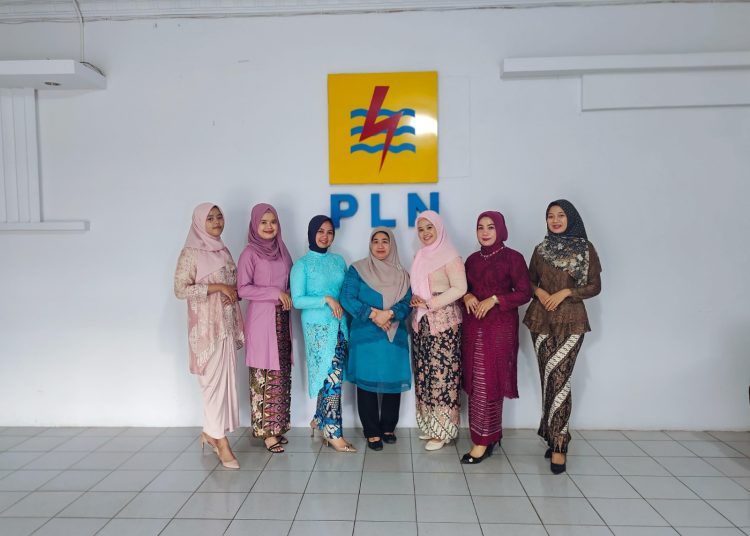 Foto bersama Srikandi PLN Unit Pelaksana Pelayanan (UP3) Padangsidimpuan dalam peringatan Hari Kebaya Nasiona.(Satunusantara news/HO-PLN UID Sumut).