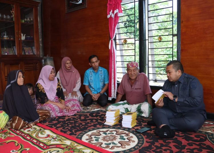 Bupati Tapsel Dolly Pasaribu (kanan) saat menyerahkan  buku surat yasin kepada ibu-ibu perwiritan di Dusun Garonggang, Desa Marisi, Kecamatan Angkola Timur, Kabupaten Tapsel.(Satunusantara news/HO-Prokopim Tapsel).