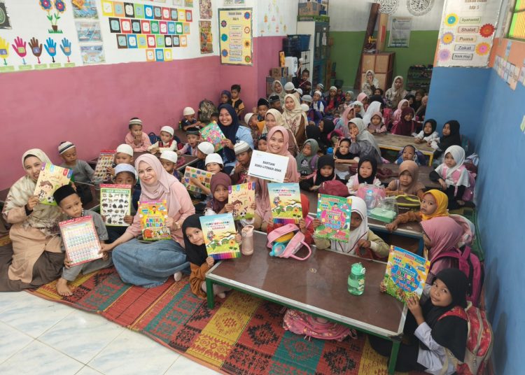 Ratusan siswa/siswi Sekolah Alam Sahara dan TK IT Ummu Amanah begitu senang mendapatkan bantuan buku bacaan, buku mewarnai dan buku dogeng dari PLN UP3 Rantauprapat.(Satunusantara news/HO-Humas PLN UID Sumut).