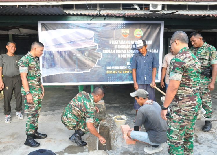 Danrem 031/Wira Bima Brigjen TNI Dany Rakca, diwakili Kasrem Kolonel Kav Eko Agus Nugroho, melaksanakan peletakan batu pertama sebagai tanda dimulainya renovasi rumah prajurit di lingkungan Korem 031/Wira Bima.(Satunusantara news/HO-Korem 031/Wira Bima).