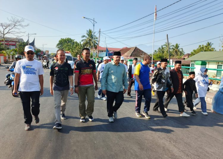 Dandim 0309/Solok Letkol Kav Sapta Raharja (tiga kiri) saat mengikuti   kegiatan jalan santai menyemarakkan Muharram 1446 H dan pawai DDS gabungan tingkat Kota Solok.(Satu nusantara news/HO-Pendim 0309/Solok).