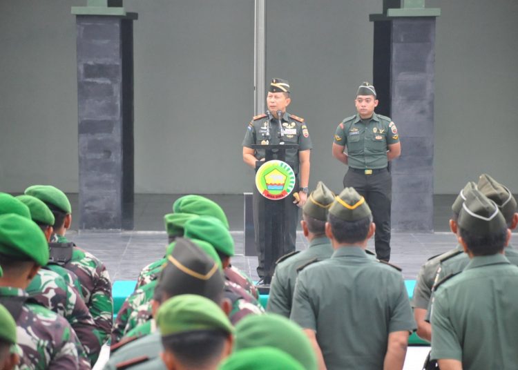 Danrem 031/Wira Bima,  Brigjen TNI Dany Rakca, saat memberikan pengarahan kepada seluruh prajurit, PNS dan Satuan Dinas Jawatan Korem 031/Wira Bima.(Satunusantara news/HO-Korem 031/Wira Bima).