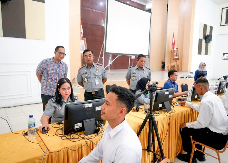 Kakanwil Kemenkumham Sumut Agung Krisna (tengah) saat  memantau  SKD bagi Calon Taruna/i Poltekip  dan Poltekim.Satunusantara news/HO-Humas Kemenkumham Sumut).