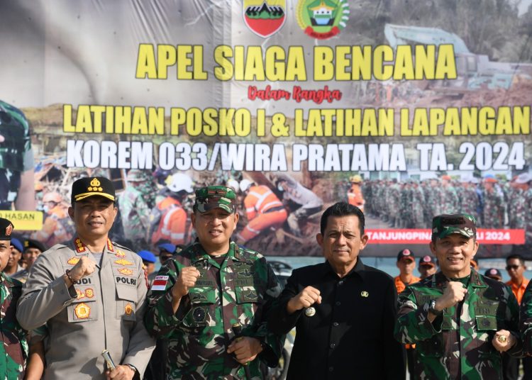 Pangdam I/BB  Mayjen TNI Mochammad Hasan (kanan) pada acara pembukaan Latihan Geladi Posko I Korem 033/WP  di Lapangan Tugu Sirih Emas, Kota Tanjungpinang.(Satunusantara news/HO-Korem 033/WP).