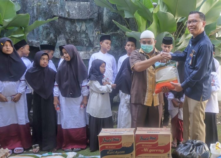 Manajer PLN UP3 Medan Utara, Edy Syahputra (kanan) secara simbolis menyerahkan santunan kepada anak yatim piatu Al Washliyah.(Satunusantara news/HO-Humas PLN UID Sumut).