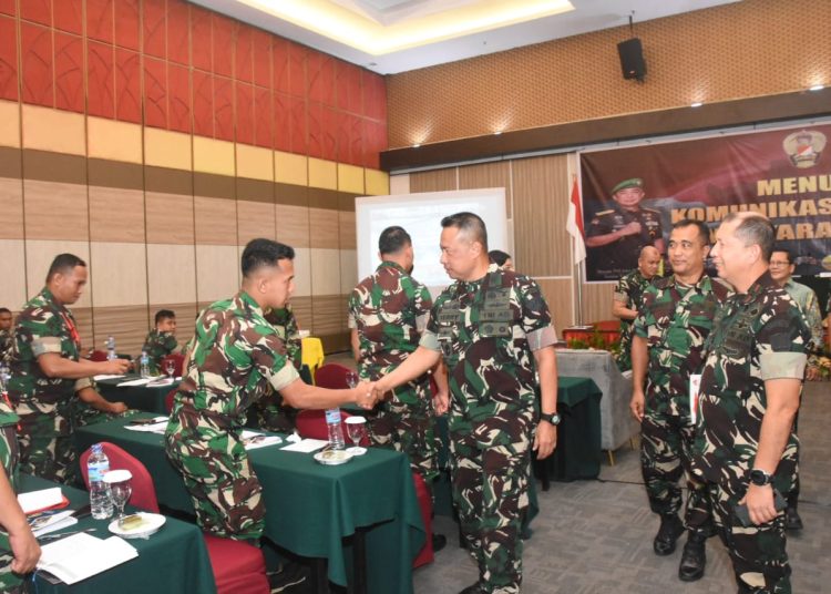 Waaster Kasad Brigjen TNI Terry Tresna Purnama (tengah) menyalami peserta kegiatan Peningkatan Kemampuan Menulis Dan Komunikasi Sosial Efektif Pada Masyarakat.Satunusantara news/HO-Korem 031/WB).