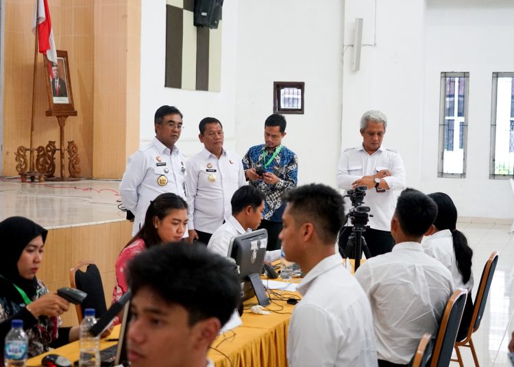 Kakanwil Kemenkumham Sumut Agung Krisna (kiri) saat   memantau SKD Calon Taruna/i Poltekip da Poltekim) Kementerian di Kantor Regional VI BKN Medan.(Satunusantara news/HO-Humas Kemenkumham Sumut).