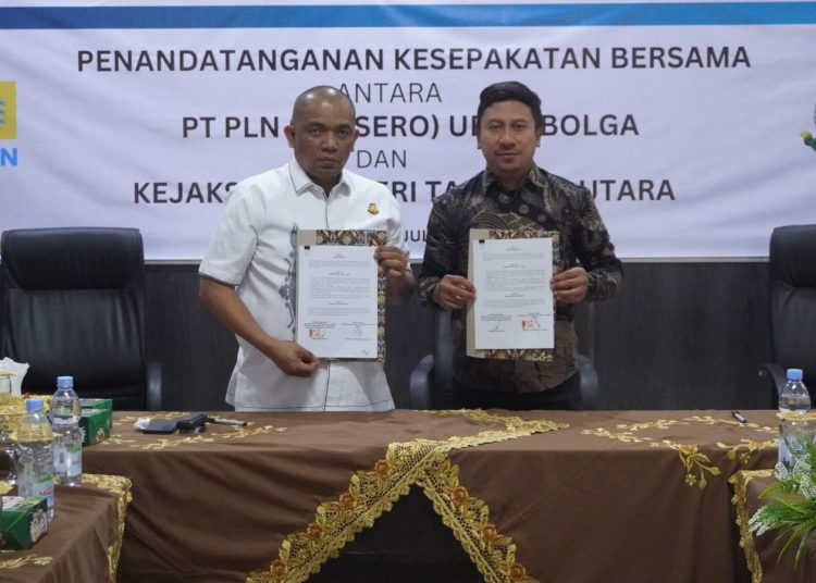 Manajer PLN UP3 Sibolga, Gebyar Pandito(kanan) melakukan penandatanganan kesepakatan dengan Kepala Kejaksaan Negeri Tapanuli Utara, Dony K.Ritonga,SH,MH (kiri) di Kantor Kejaksaan Negeri Taput.(Satunusantara news/.HO-Humas PLN UID Sumut).