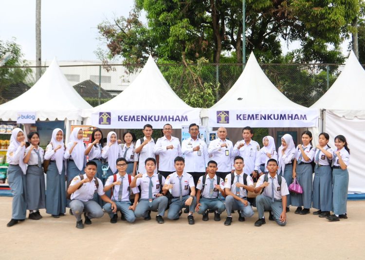 Kakanwil Kemenkumham Sumut Agung Krisna (tengah) foto bersama dengan Pelajar SLTA pada kegiatan event North Sumatera Innovation Forum 2024.(Satunusantara news/HO-Humas Kemenkumham Sumut).