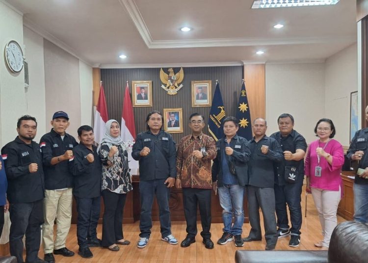 Kakanwil Kemenkumham Sumut, Anak Agung Gde Krisna (tengah) saat foto bersama dengan Group Media Kemenkumham Sumut pada acara media gathering.(Satunusantara news/HO-Kemenkumham Sumut).