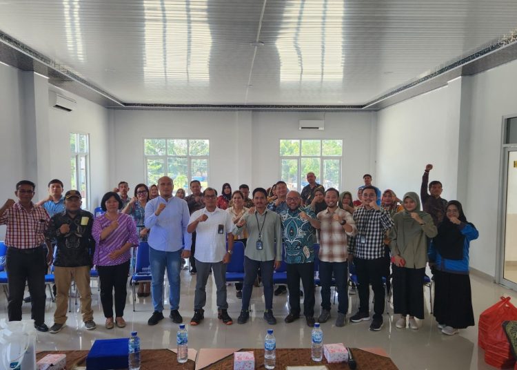 Foto bersama PLN UP3 Pematang Siantar dengan Camat ,Lurah, dan warga masyarakat Kecamatan Bandar, Kabupaten Simalungun.(Satunusantara news/HO-PLN UID Sumut).